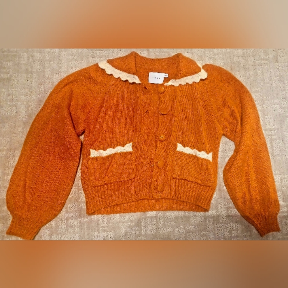 Cropped knit peter pan collar cardigan with pockets.